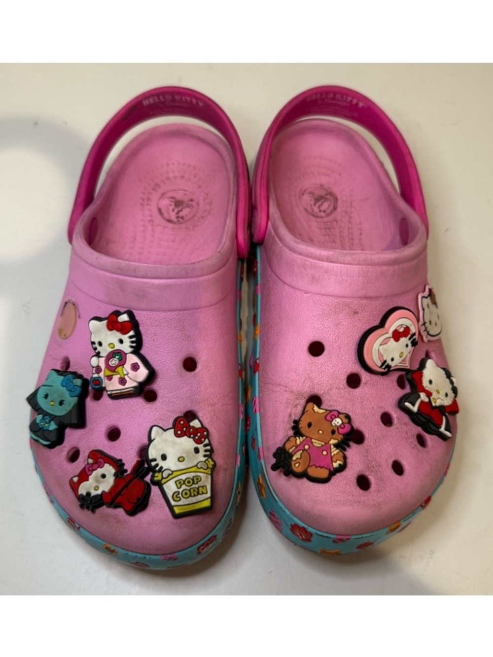 CROCS Hello Kitty Kids Pink and Turquoise Seashells with Sanrio Jibbitz 12-13